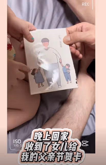 向佐父親節獲女兒送賀卡，曬全家福表白郭碧婷，幽默回應被叫保姆