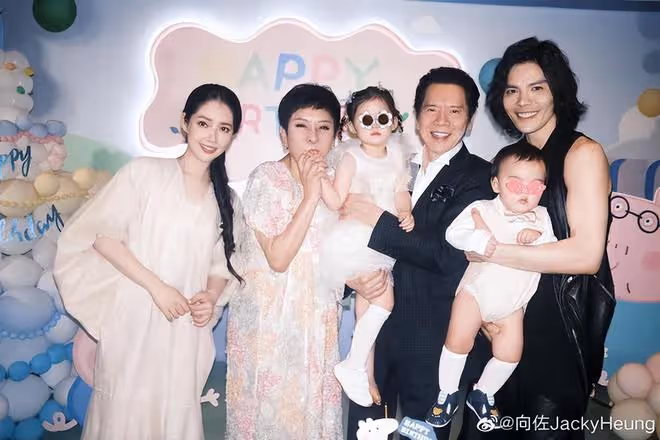 向佐父親節獲女兒送賀卡，曬全家福表白郭碧婷，幽默回應被叫保姆