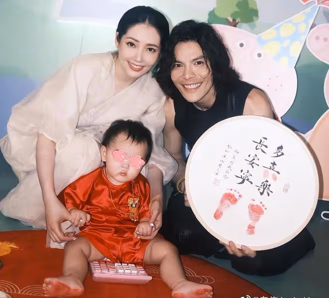 向佐父親節獲女兒送賀卡，曬全家福表白郭碧婷，幽默回應被叫保姆