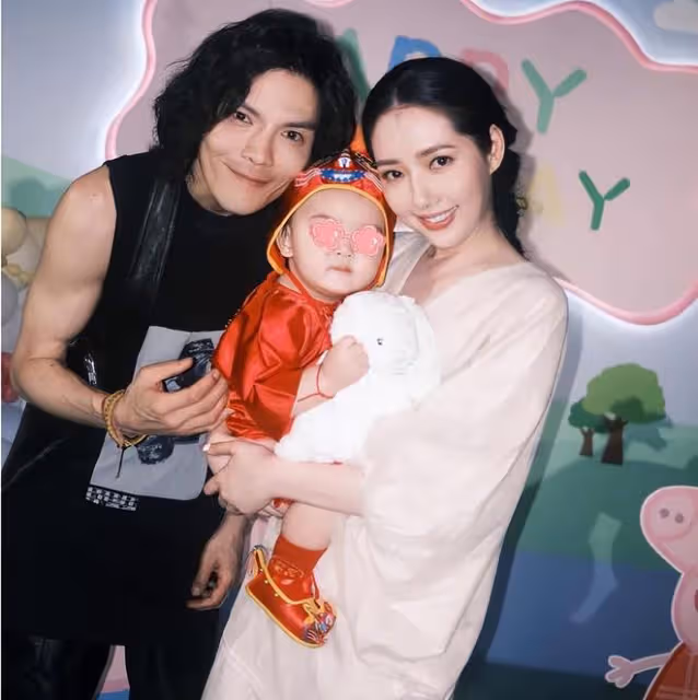 向佐父親節獲女兒送賀卡，曬全家福表白郭碧婷，幽默回應被叫保姆
