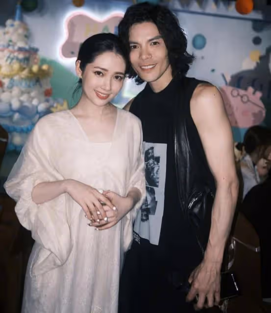 向佐父親節獲女兒送賀卡，曬全家福表白郭碧婷，幽默回應被叫保姆