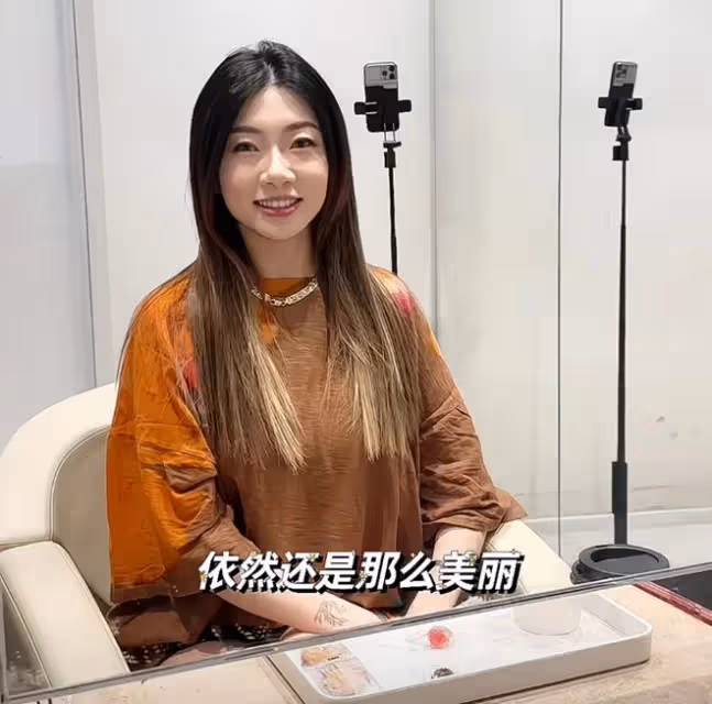 程曉玥近照曝光瘦了一大圈，纖瘦苗條不輸孕前，哺乳期染髮引爭議