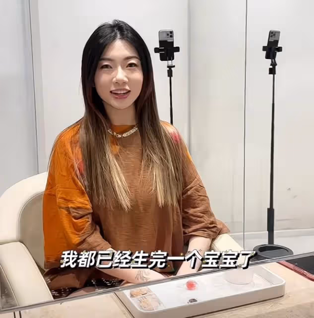 程曉玥近照曝光瘦了一大圈，纖瘦苗條不輸孕前，哺乳期染髮引爭議