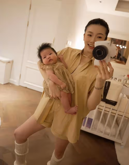 程曉玥近照曝光瘦了一大圈,纖瘦苗條不輸孕前,哺乳期染髮引爭議