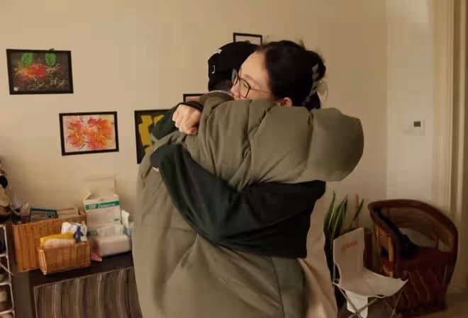 鄭愷曬一家十口賀新年，爺爺奶奶罕出鏡，四世同堂其樂融融好幸福