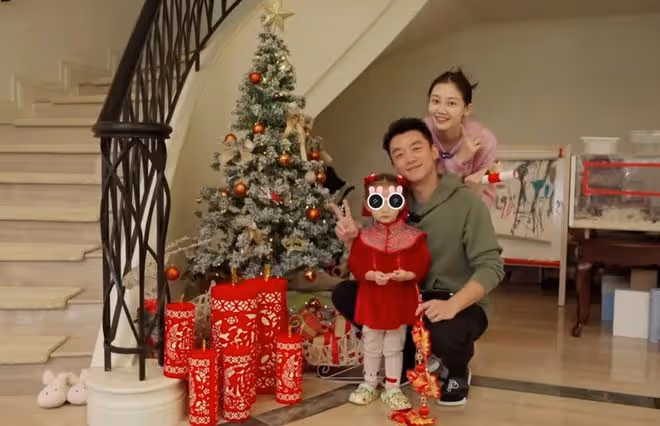 鄭愷曬一家十口賀新年，爺爺奶奶罕出鏡，四世同堂其樂融融好幸福