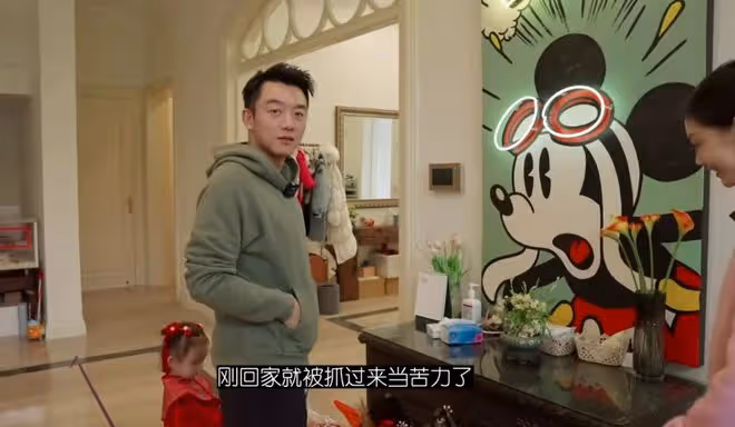 鄭愷曬一家十口賀新年，爺爺奶奶罕出鏡，四世同堂其樂融融好幸福