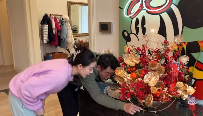 鄭愷曬一家十口賀新年，爺爺奶奶罕出鏡，四世同堂其樂融融好幸福