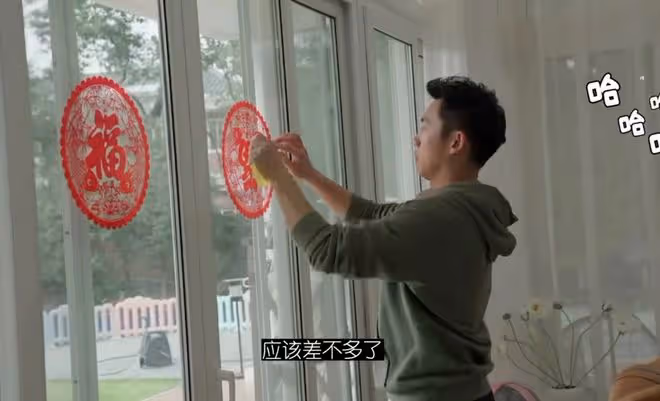 鄭愷曬一家十口賀新年，爺爺奶奶罕出鏡，四世同堂其樂融融好幸福