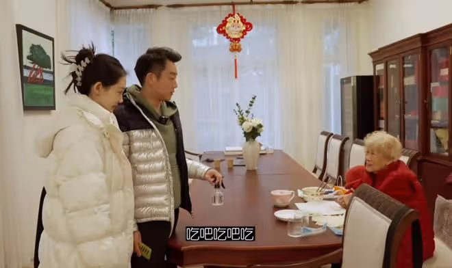 鄭愷曬一家十口賀新年，爺爺奶奶罕出鏡，四世同堂其樂融融好幸福