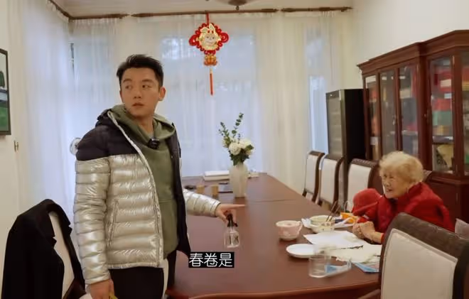 鄭愷曬一家十口賀新年，爺爺奶奶罕出鏡，四世同堂其樂融融好幸福