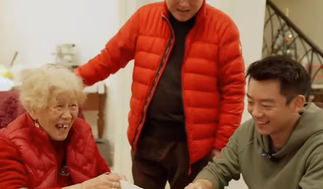 鄭愷曬一家十口賀新年，爺爺奶奶罕出鏡，四世同堂其樂融融好幸福