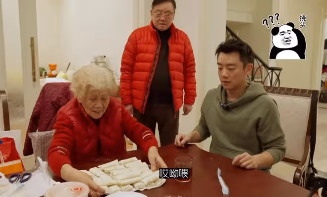 鄭愷曬一家十口賀新年，爺爺奶奶罕出鏡，四世同堂其樂融融好幸福