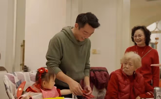 鄭愷曬一家十口賀新年，爺爺奶奶罕出鏡，四世同堂其樂融融好幸福