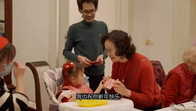 鄭愷曬一家十口賀新年，爺爺奶奶罕出鏡，四世同堂其樂融融好幸福