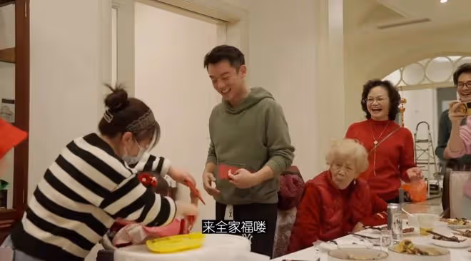 鄭愷曬一家十口賀新年，爺爺奶奶罕出鏡，四世同堂其樂融融好幸福