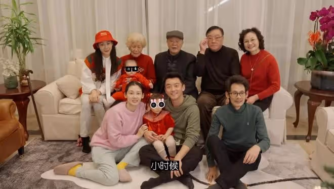 鄭愷曬一家十口賀新年，爺爺奶奶罕出鏡，四世同堂其樂融融好幸福