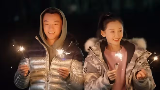 鄭愷曬一家十口賀新年，爺爺奶奶罕出鏡，四世同堂其樂融融好幸福