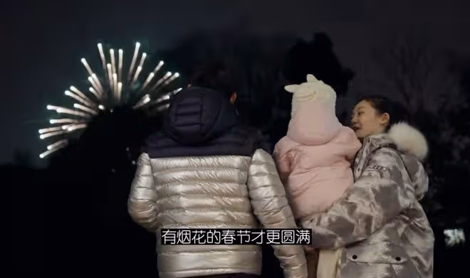 鄭愷曬一家十口賀新年，爺爺奶奶罕出鏡，四世同堂其樂融融好幸福