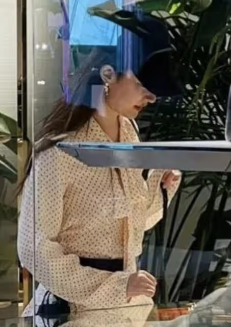 劉亦菲杜拜被偶遇,逛奢侈品店2個助理隨行,拒絕合影簽名惹爭議