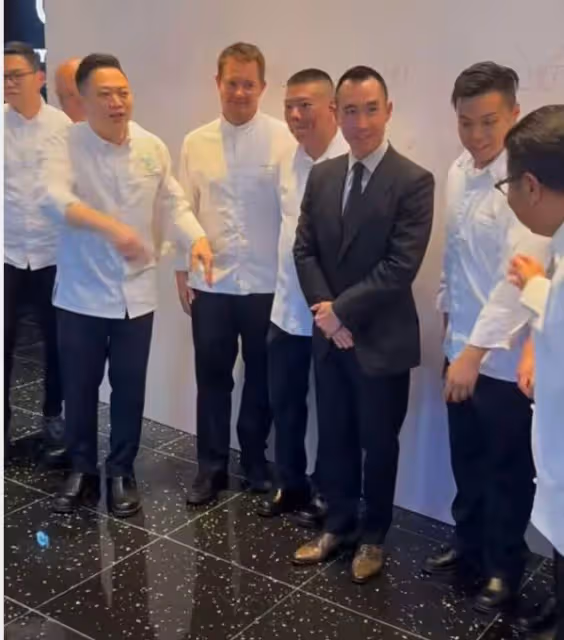 太子爺何猷龍出席活動,穿西服套裝狀態年輕,站C位拍照顯拘謹