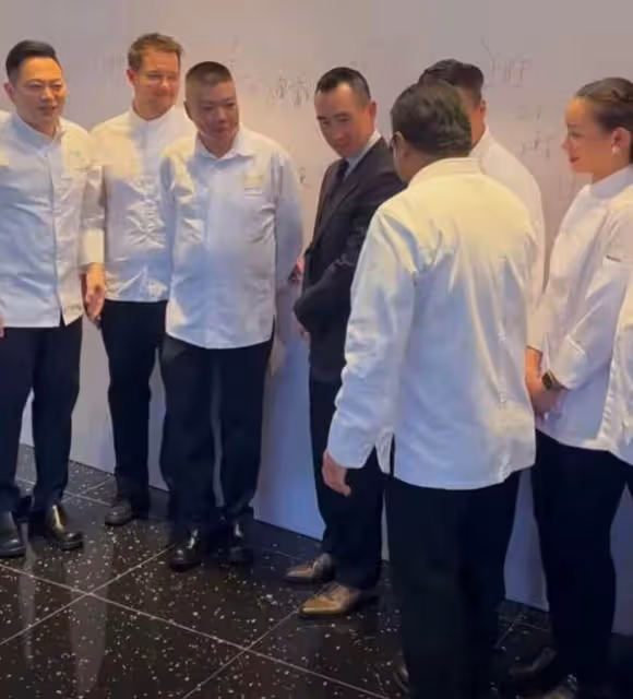 太子爺何猷龍出席活動,穿西服套裝狀態年輕,站C位拍照顯拘謹