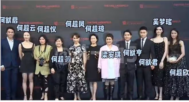 太子爺何猷龍出席活動,穿西服套裝狀態年輕,站C位拍照顯拘謹