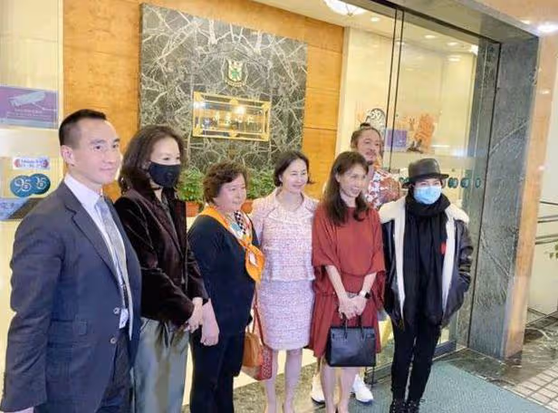 太子爺何猷龍出席活動,穿西服套裝狀態年輕,站C位拍照顯拘謹
