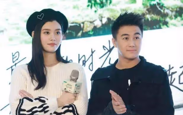 太子爺何猷龍出席活動,穿西服套裝狀態年輕,站C位拍照顯拘謹