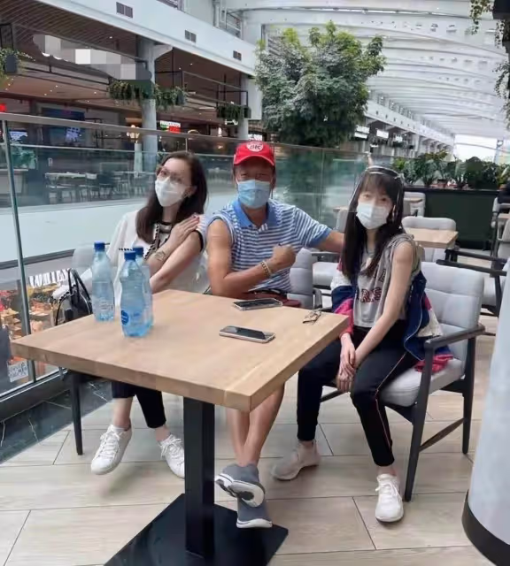 47歲鴻海老闆娘國外度假「打高爾夫」,穿萬元短裙秀美腿,身材苗條似少女,「6歲小女兒」神似老爸郭台銘
