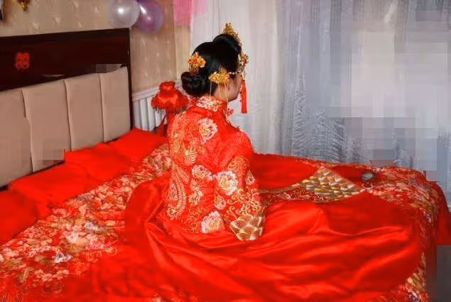 男子娶40歲大姐!第二天妻子賴床不起,男子揭開被單卻「興奮大喊」:撿到寶了!