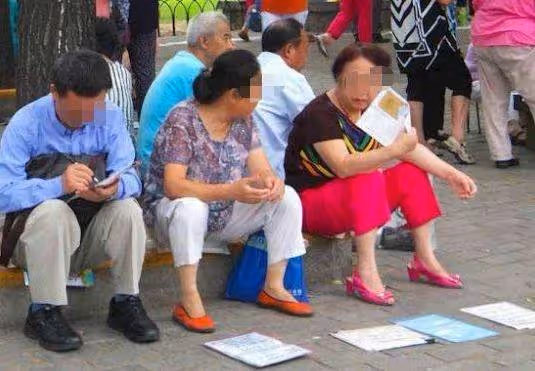 男子娶40歲大姐!第二天妻子賴床不起,男子揭開被單卻「興奮大喊」:撿到寶了!