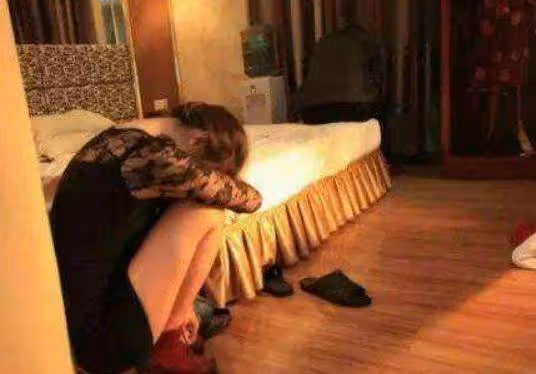 男子娶40歲大姐!第二天妻子賴床不起,男子揭開被單卻「興奮大喊」:撿到寶了!