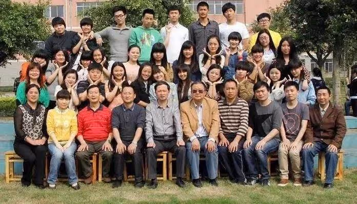 同學繳不起學費…我「匿名資助」畢業後卻失聯10年，有天她突登門拜訪「離開時在我家鞋櫃動了手腳」！