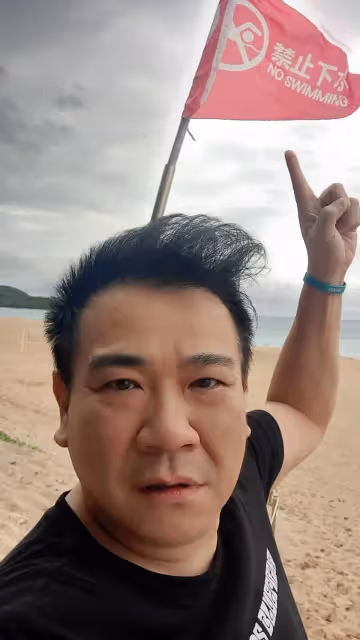 經營殯葬業20年!52歲男星「開心宣布財富自由」沒通告也無妨,長子超優秀,樂享快意人生:終於能遊山玩水!