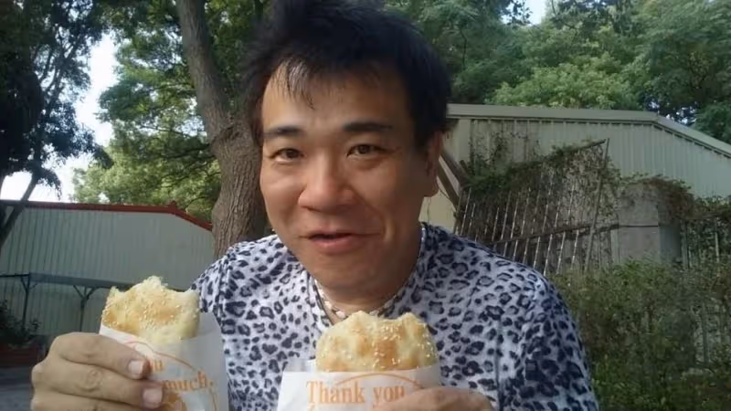 經營殯葬業20年!52歲男星「開心宣布財富自由」沒通告也無妨,長子超優秀,樂享快意人生:終於能遊山玩水!