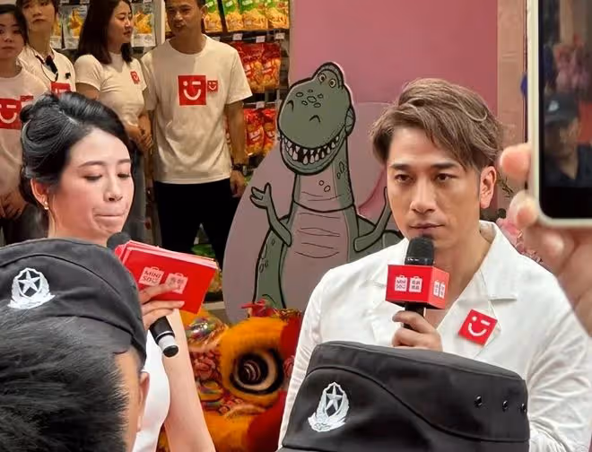 港星吳卓羲內地商演引轟動!遭粉絲拉扯麵容扭曲,現場一片混亂