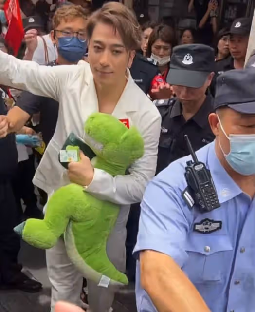 港星吳卓羲內地商演引轟動!遭粉絲拉扯麵容扭曲,現場一片混亂