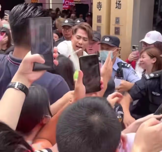 港星吳卓羲內地商演引轟動!遭粉絲拉扯麵容扭曲,現場一片混亂