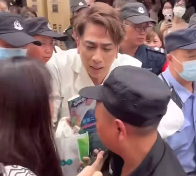 港星吳卓羲內地商演引轟動!遭粉絲拉扯麵容扭曲,現場一片混亂
