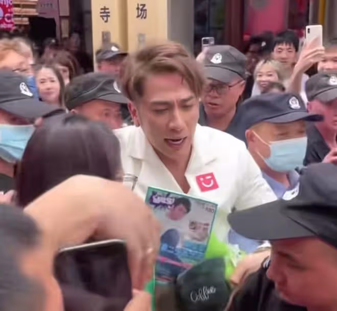 港星吳卓羲內地商演引轟動!遭粉絲拉扯麵容扭曲,現場一片混亂