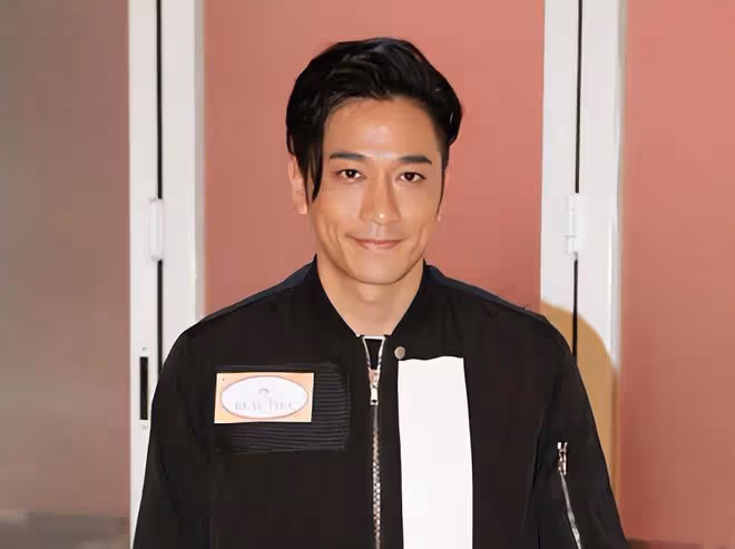 港星吳卓羲內地商演引轟動!遭粉絲拉扯麵容扭曲,現場一片混亂