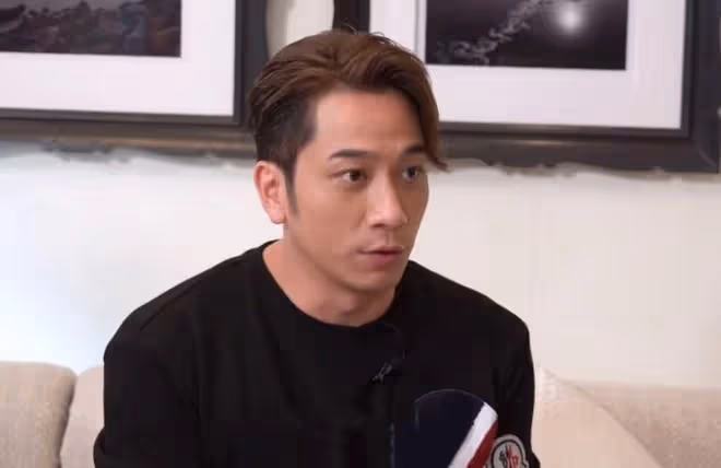 港星吳卓羲內地商演引轟動!遭粉絲拉扯麵容扭曲,現場一片混亂