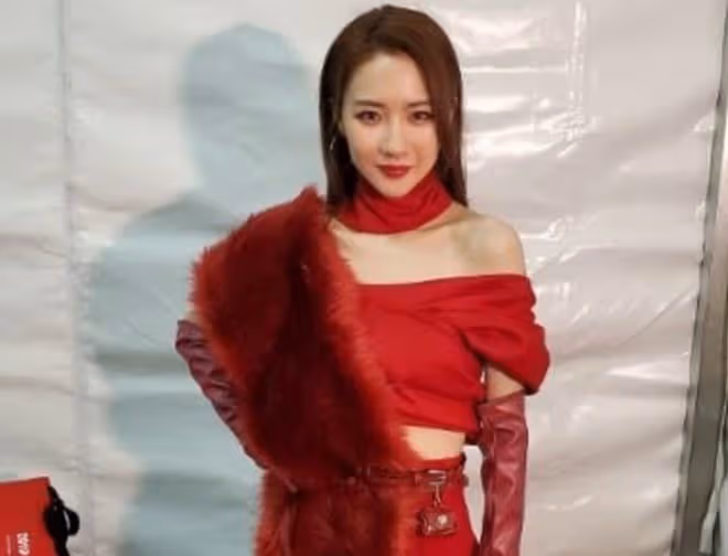港星吳卓羲內地商演引轟動!遭粉絲拉扯麵容扭曲,現場一片混亂