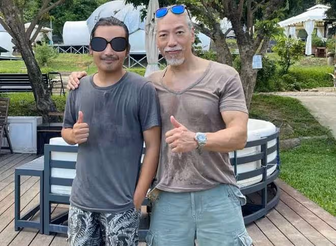59歲張耀揚山上露營被偶遇,熱到臉紅汗流浹背,戴10萬表盡顯闊氣