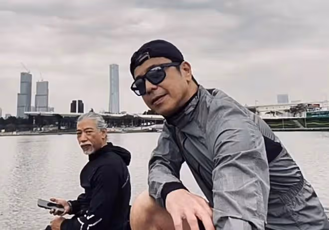 59歲張耀揚山上露營被偶遇,熱到臉紅汗流浹背,戴10萬表盡顯闊氣