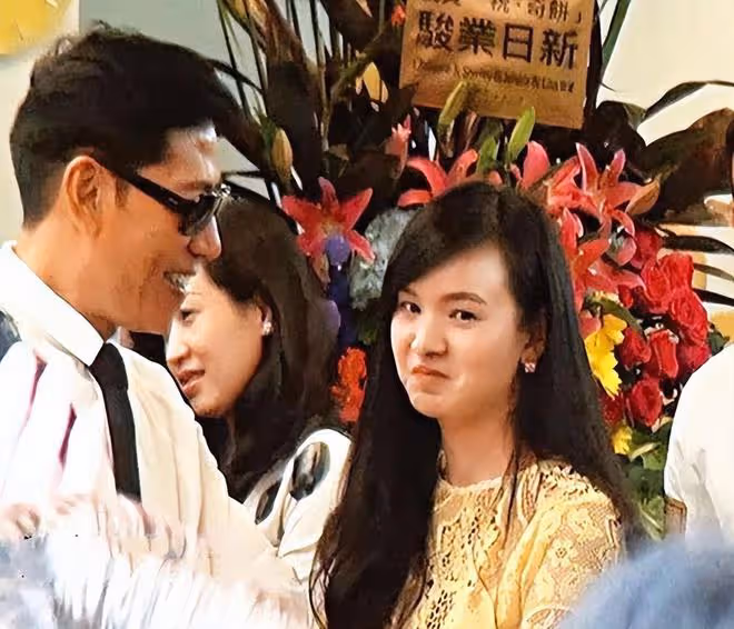 59歲張耀揚山上露營被偶遇,熱到臉紅汗流浹背,戴10萬表盡顯闊氣