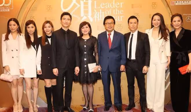 甄子丹一家出席名流晚宴,主辦方是其妹夫,身家百億帥氣賽明星