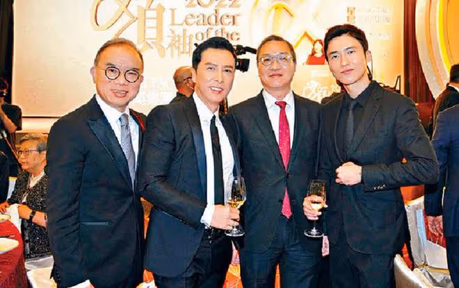甄子丹一家出席名流晚宴,主辦方是其妹夫,身家百億帥氣賽明星