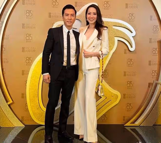 甄子丹一家出席名流晚宴,主辦方是其妹夫,身家百億帥氣賽明星
